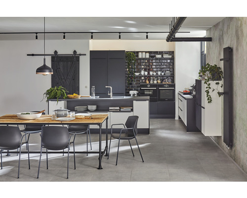 Cuisine claire avec table à manger, chaises, kitchenette et décoration