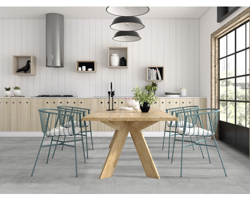 Cuisine lumineuse avec table en bois, chaises et ustensiles de cuisine