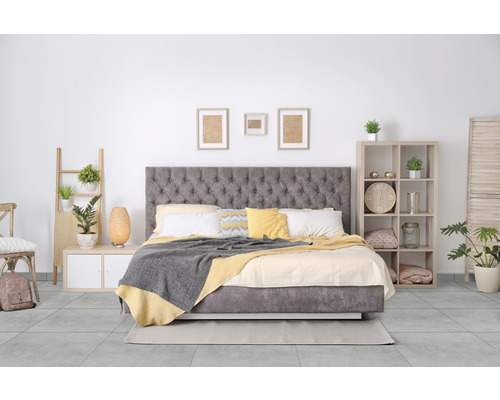 Chambre avec lit, table de chevet, étagère et décoration