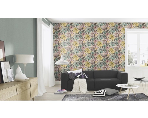 Wohnzimmer mit floraler Tapete, Sofa und Wohnaccessoires für eine gemütliche Atmosphäre