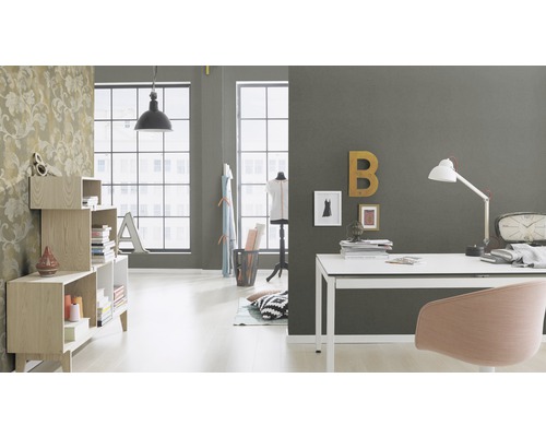 Helles Zimmer mit Schreibtisch, Stuhl und Bücherregal