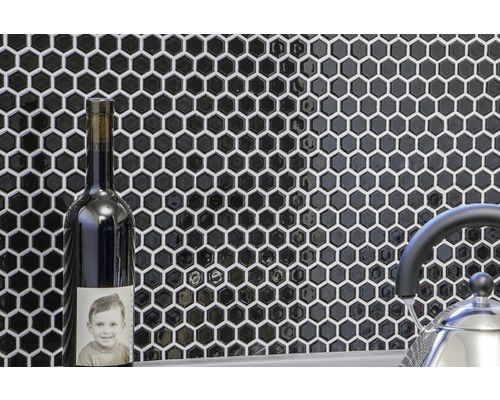 Wandgestaltung mit Mosaikfliesen in Sechseckform als Fliesenspiegel