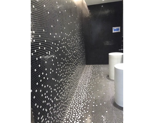 Badezimmer mit Mosaikfliesen an Wand und Boden
