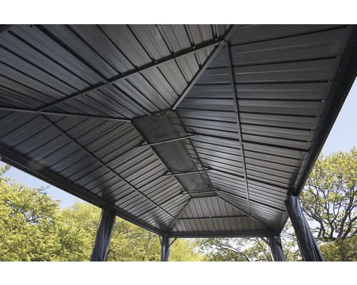 Detailansicht des Dachs eines Pavillons mit Metallstruktur