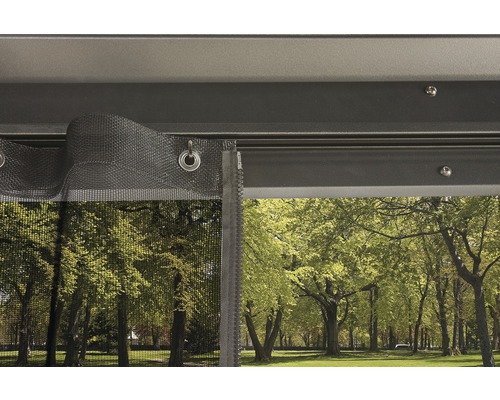 Detailansicht eines Pavillons mit Moskitonetz