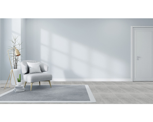 Pièce lumineuse avec fauteuil, tapis et lampadaire