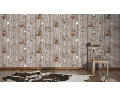 Vue d''une pièce avec un papier peint à lambris en bois représentant des chevaux et des fenêtres, combiné avec un plancher en bois et un tapis en peau de vache.