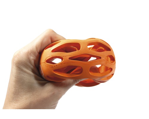 Orangefarbener Ball mit Lochmuster in Hand gehalten