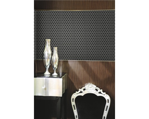Scène avec des carreaux de mosaïque hexagonaux sur le mur, combinés avec une table d''appoint et une chaise