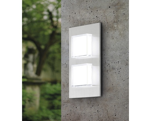 Zwei quadratische Wandleuchten aus Acrylglas an einer Wand