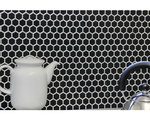 Décoration murale avec des carreaux de mosaïque de forme hexagonale et des théières