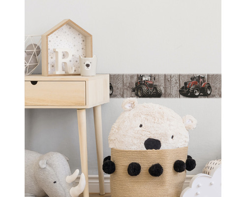 Chambre d''enfant avec bordure tracteur, table de chevet et jouets