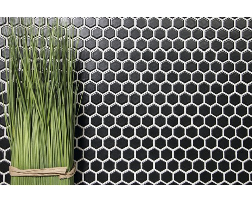 Mur avec carreaux de mosaïque hexagonaux et décoration