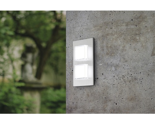 Wandleuchte mit zwei quadratischen Lampen an einer Betonwand