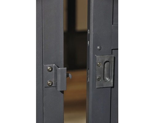 Detailansicht eines Metallgartentors mit Verschluss