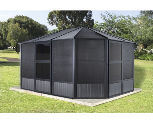 Freistehender Pavillon mit Moskitonetz auf Rasenfläche.