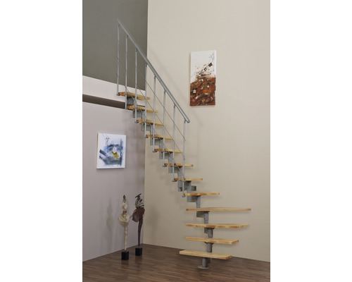 Vue d''une pièce d''un escalier droit avec marches en bois et garde-corps en métal