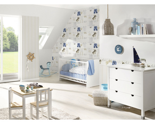 Chambre de bébé avec lit à barreaux, commode, table et chaises