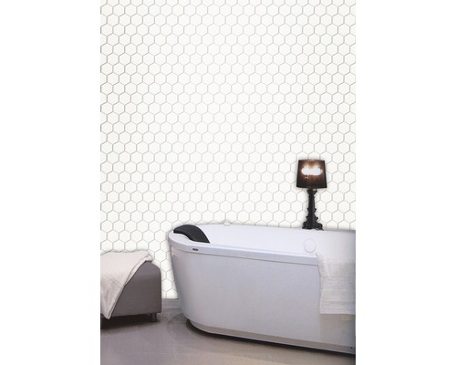 Salle de bains avec baignoire îlot et carreaux hexagonaux au mur