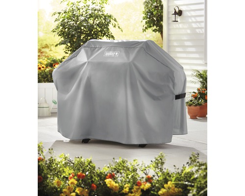 Weber Grill mit Abdeckhaube im Garten