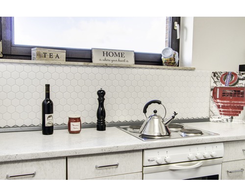 Scène de cuisine avec plaque de cuisson, bouilloire et décoration