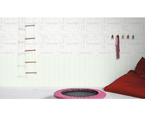 Chambre d''enfant avec espalier, trampoline, patères et pouf