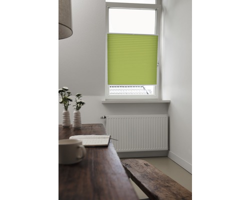 Pièce lumineuse avec store pliant à la fenêtre, table, banc et radiateur.