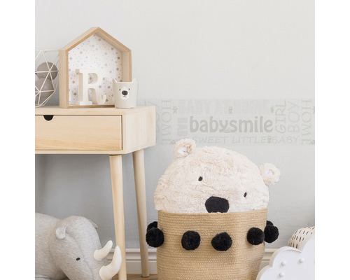 Chambre d''enfant décorative avec table de chevet, panier de rangement ours et jouets
