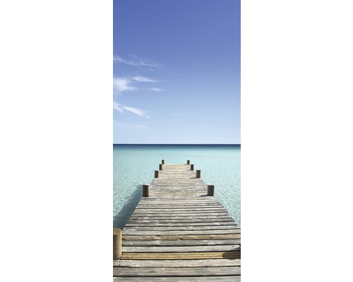 Holzsteg führt ins klare, türkisfarbene Meer unter blauem Himmel