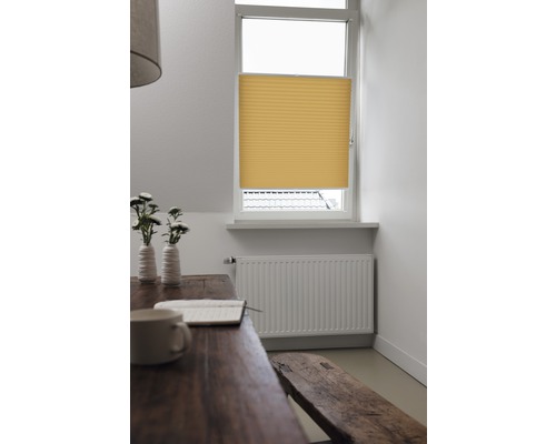 Store plissé jaune à la fenêtre dans une pièce lumineuse.