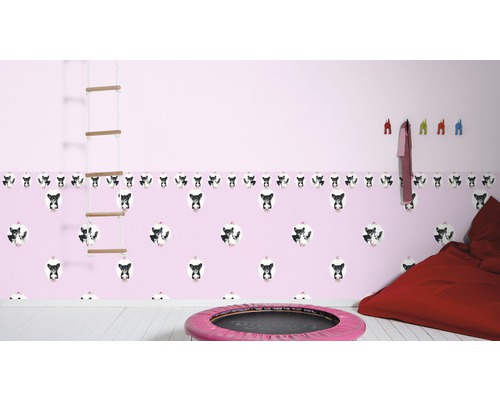 Chambre d''enfant avec papier peint rose, motif de chien, échelle de corde, trampoline et pouf