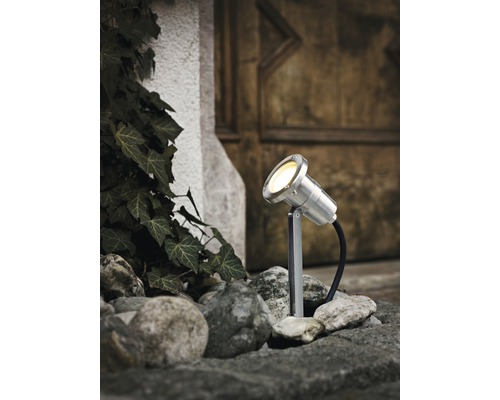 Aussenstrahler zur Gartenbeleuchtung auf Steinen