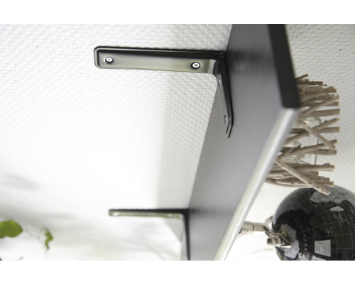Étagère murale noire avec supports sur un mur blanc