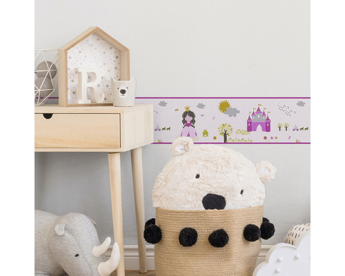 Chambre d''enfant avec bordure de conte de fées, table de chevet et jouets