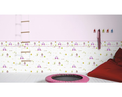 Chambre de fille avec papier peint de princesse, échelle de corde, pouf et trampoline