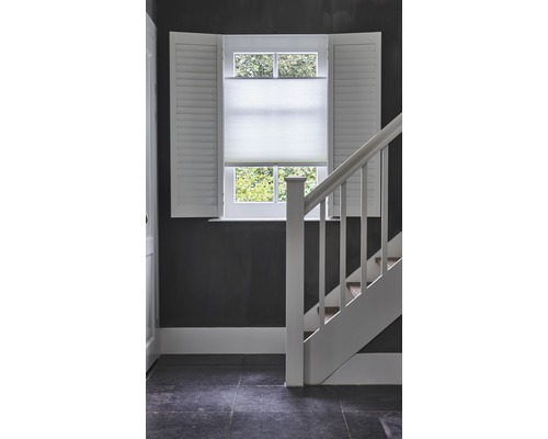 Scène d''intérieur avec fenêtre, volets, store plissé et escalier.