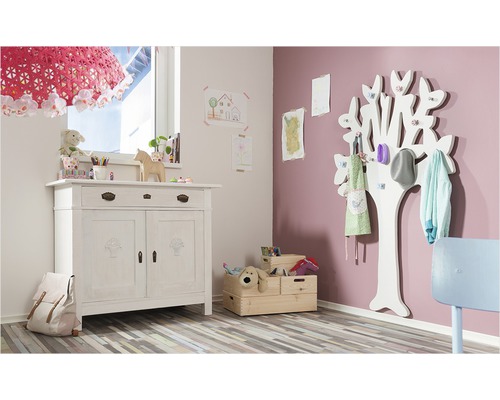 Chambre d''enfant avec commode, porte-manteau en forme d''arbre et coffres à jouets.