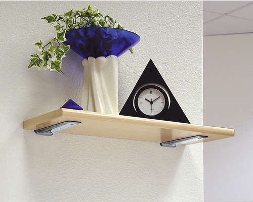 Étagère avec éléments décoratifs et horloge triangulaire au mur