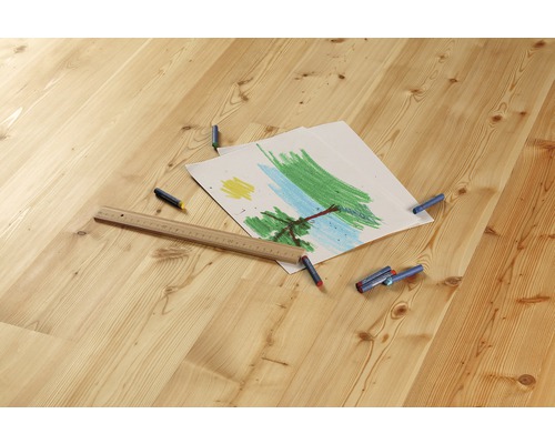 Plancher en bois avec dessin d''enfant, crayons de cire et règle