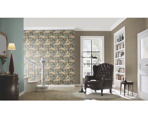 Wohnzimmer mit Blumentapete, Sessel und Bücherregal für eine stilvolle Inneneinrichtung