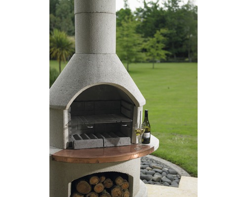 Gemauerter Gartengrill mit Grillrost und Holzfach