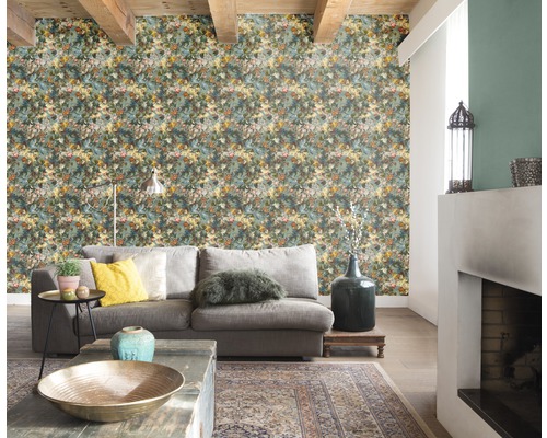 Wohnzimmer mit floral gemusterter Tapete, Sofa und Teppich.