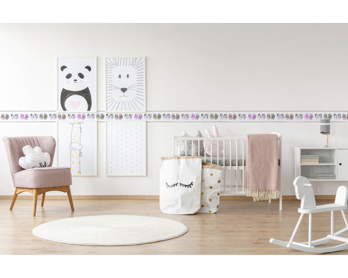 Helles Kinderzimmer mit Möbeln, Deko und Tierbildern