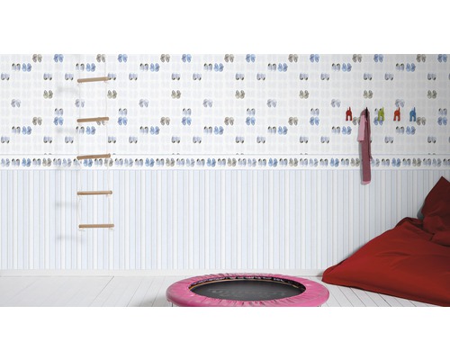 Chambre d''enfant avec papier peint à motifs de chaussures, espalier et pouf