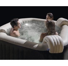 Bain à remous gonflable avec des personnes