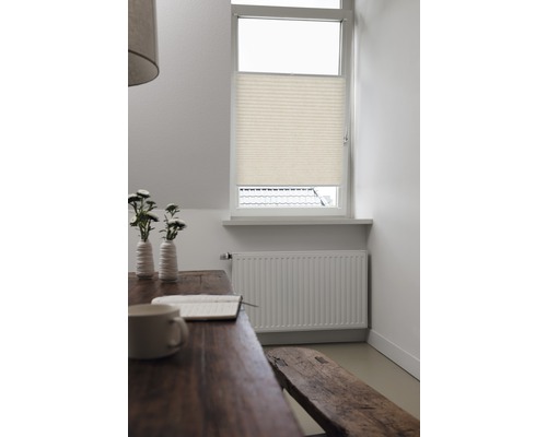 Scène avec store plissé à la fenêtre, table, banc et radiateur