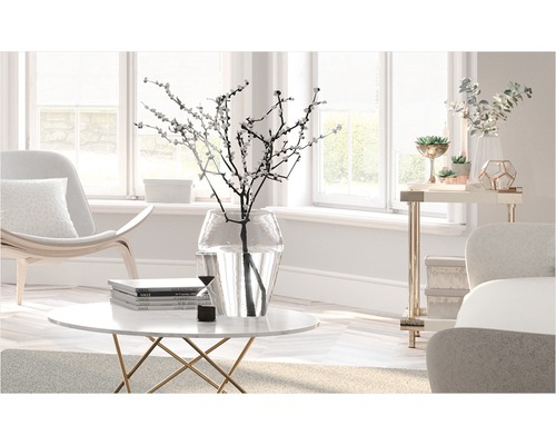 Salon avec table ronde en marbre, vase en verre et décoration moderne