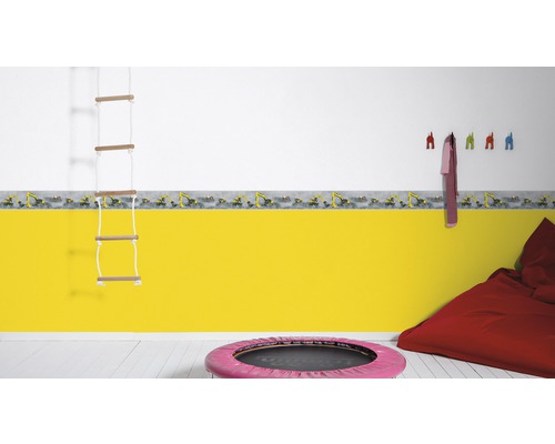 Chambre d''enfant avec moitié de mur jaune et bordure de papier peint avec des excavatrices