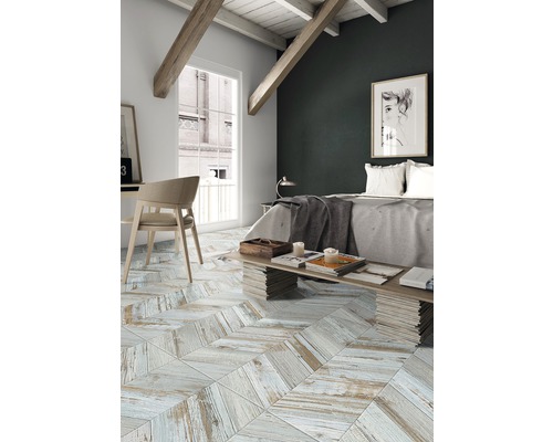 Schlafzimmer mit Holzbalken und Bodenfliesen in Holzoptik