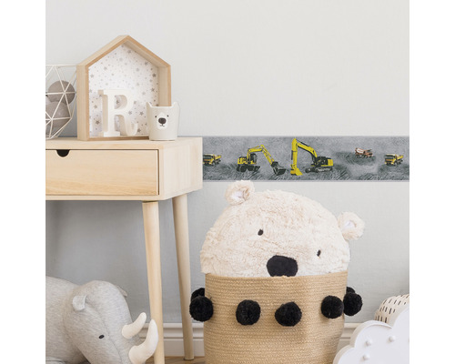 Chambre d''enfant avec bordure d''excavatrice et meubles en bois